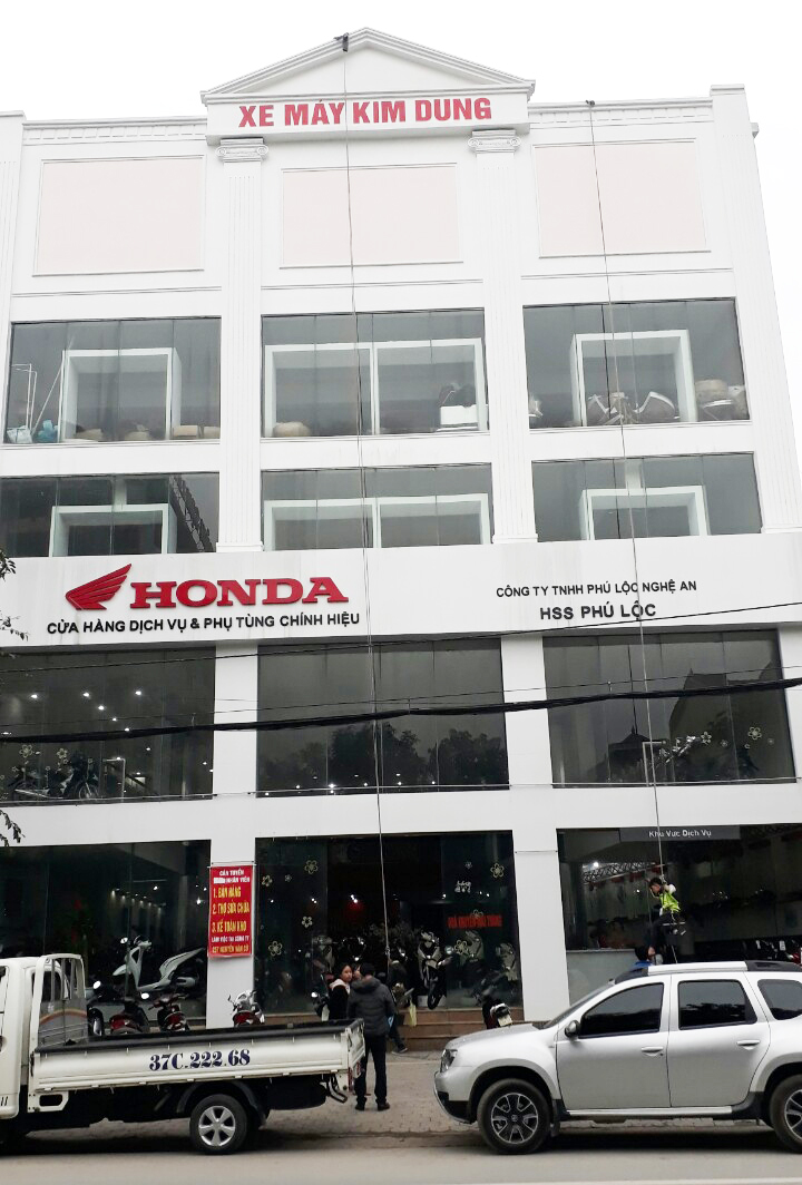 Công trình Vệ sinh kính mặt ngoài và biển quảng cáo Alu Honda Phú Lộc. Địa chỉ: Nguyễn Văn Cừ - TP vinh